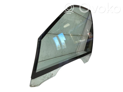 priekšējo durvju stikls (četrdurvju mašīnai)