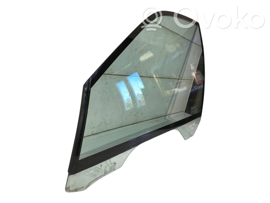 priekšējo durvju stikls (četrdurvju mašīnai)