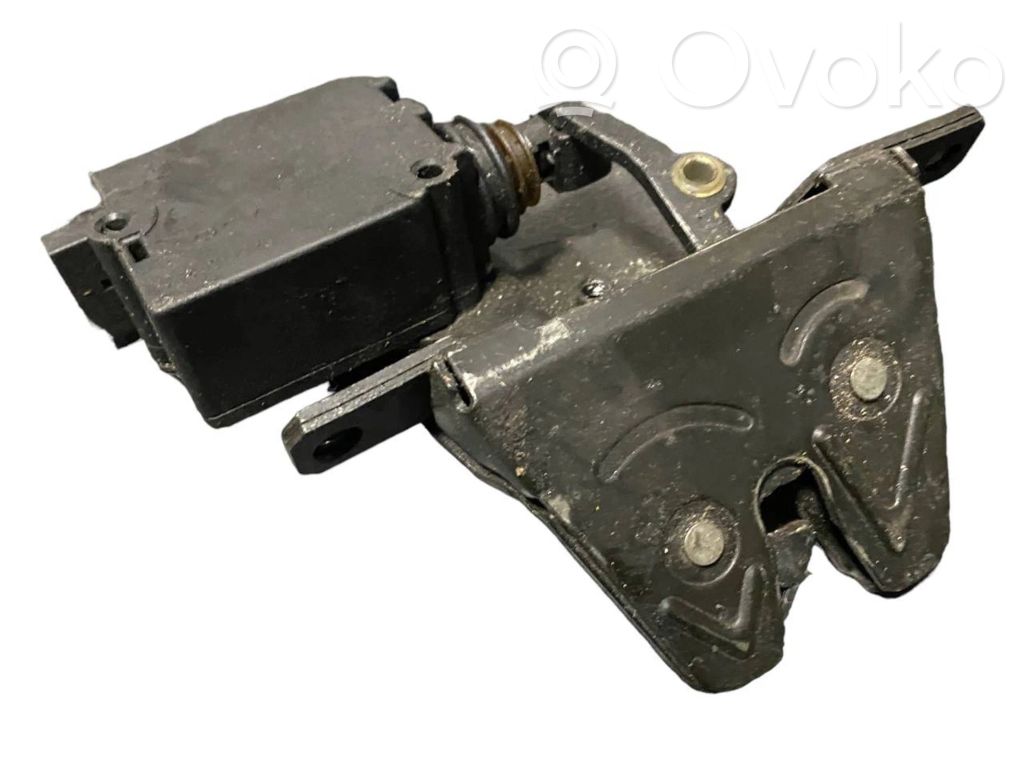 Aizmugurējā pārsega slēdzene