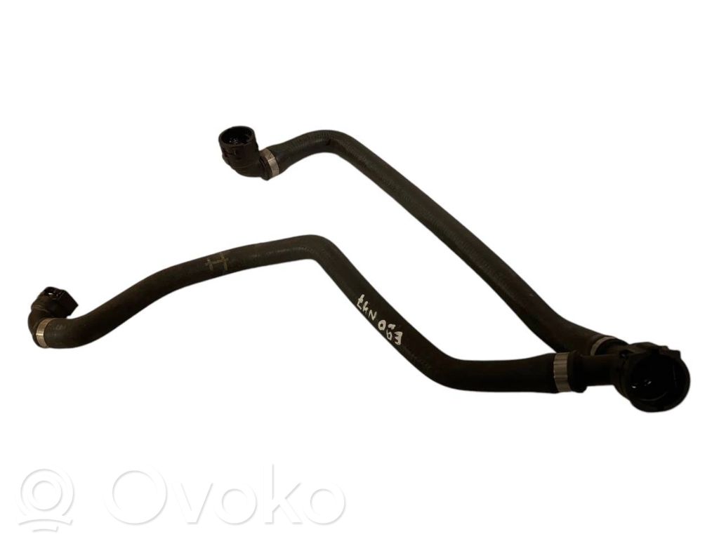 Caurulīte (-es) / šļūtene (-es)