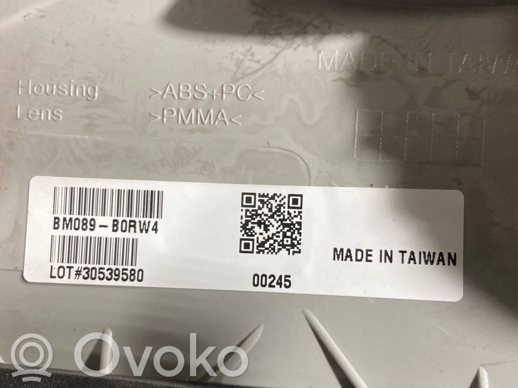 Задний фонарь на капоте