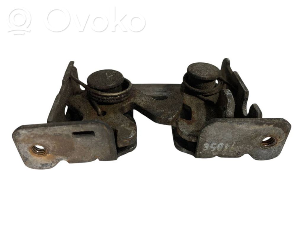 Dzinēja pārsega slēdzene