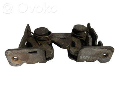 Dzinēja pārsega slēdzene