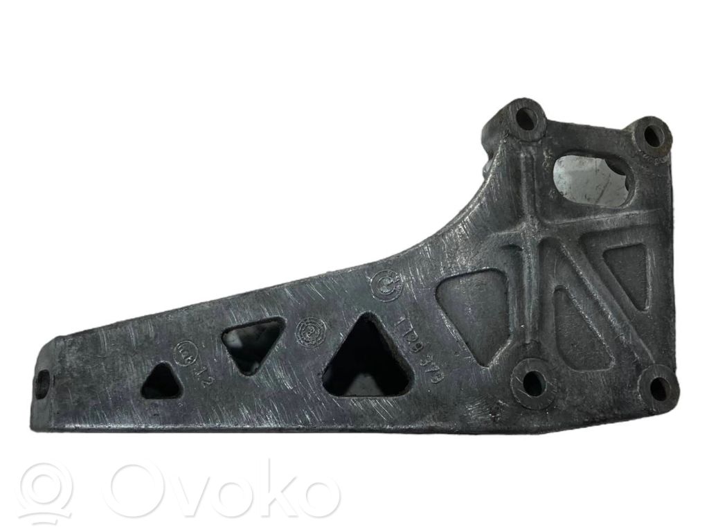 Engine mounting bracket