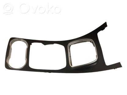 Ātrumu pārslēgšanas sviras dekoratīvā apdare (plastmasas)