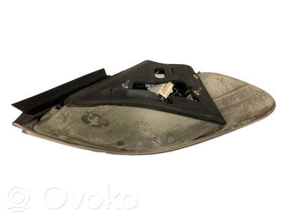 Aizmugurējais lukturis virsbūvē