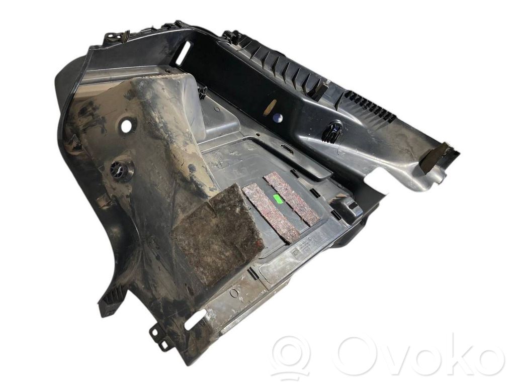 Bagāžnieka sānu apakšējās apdares panelis