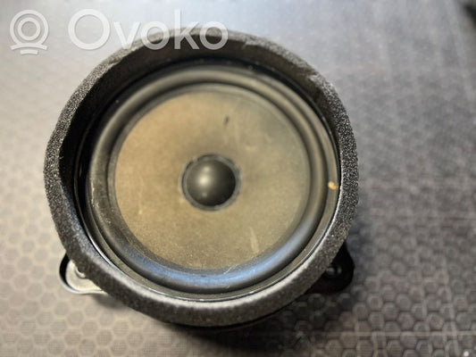 Skaļrunis (-i) aizmugurējā palodzē