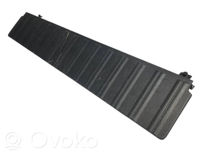 Bagāžnieka sānu apakšējās apdares panelis