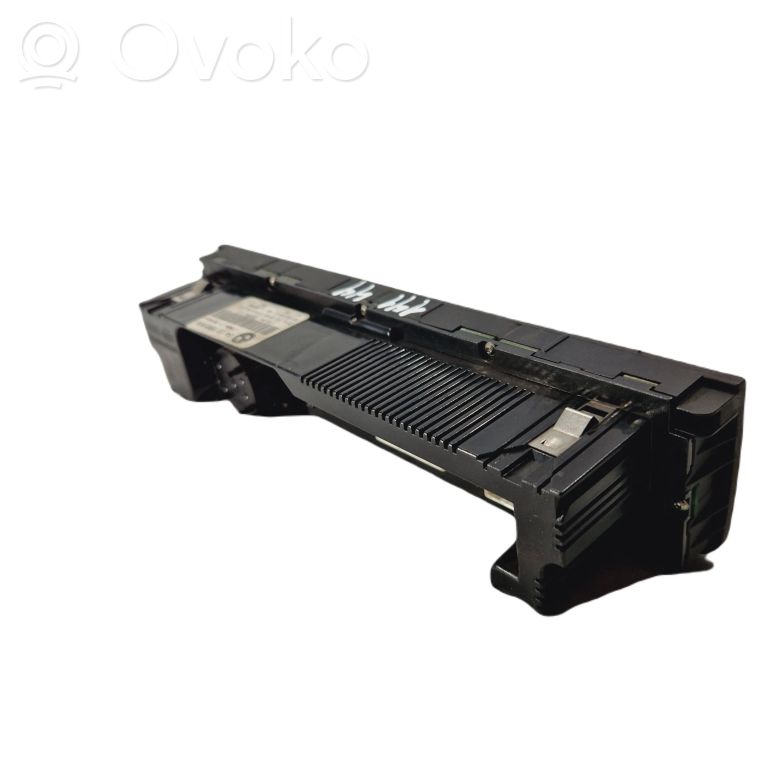 Air conditioning / climate control / interior heating control unit (in the passenger compartment)