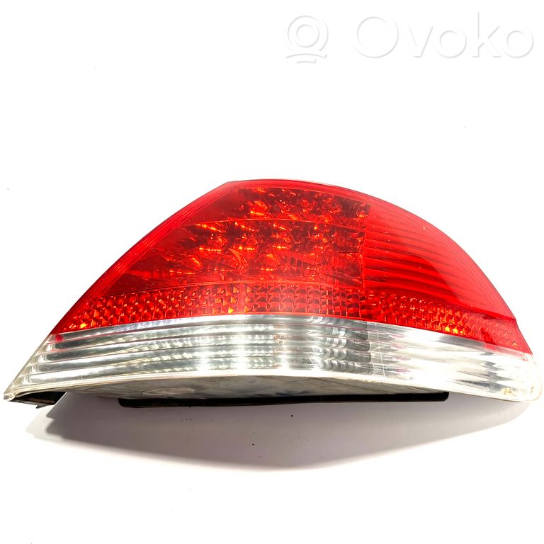 Aizmugurējais lukturis virsbūvē