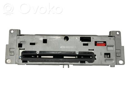 Radio / CD/DVD atskaņotājs / navigācija