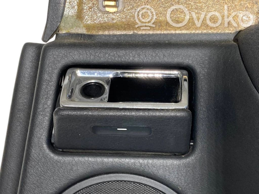 Apšuvums aizmugurējām durvīm