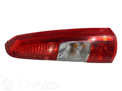 Aizmugurējais lukturis virsbūvē