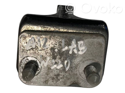 Aizmugurē apakšējā vira (eņģe)