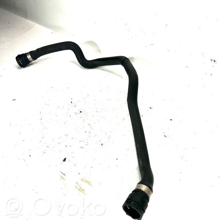 Caurulīte (-es) / šļūtene (-es)