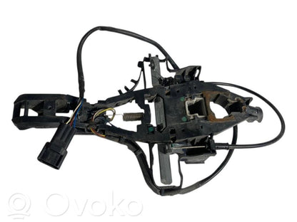 Priekšpusē turētājs / kronšteins ārējam atvēršanas rokturim