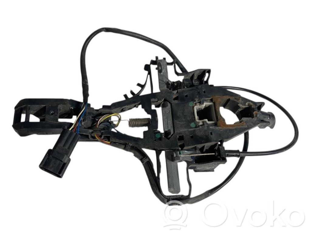 Priekšpusē turētājs / kronšteins ārējam atvēršanas rokturim