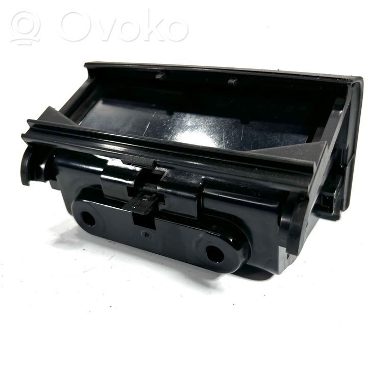 Pelnutrauks (aizmugurē)