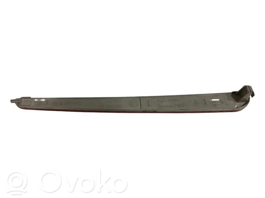 Aizmugurē atstarotājs