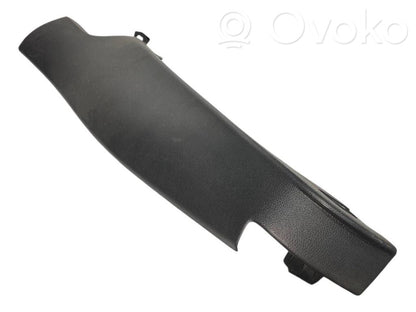 Sānu dekoratīvā apdare pie aizmugurējā sēdekļa (augšdaļa)