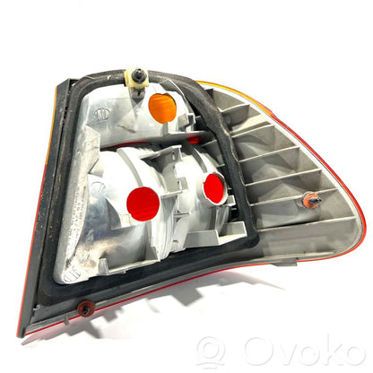 Aizmugurējais lukturis virsbūvē