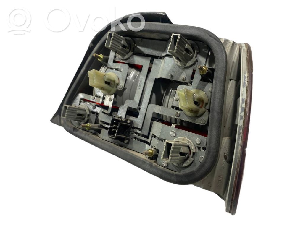 Задний фонарь в кузове