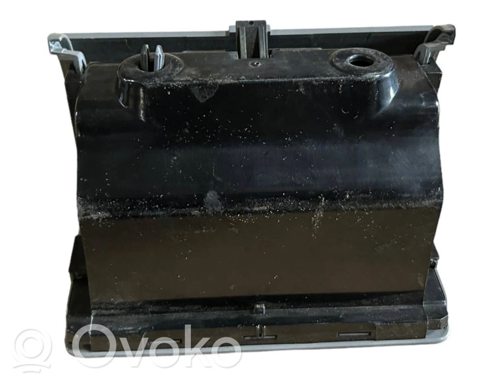 Pelnutrauks (aizmugurē)