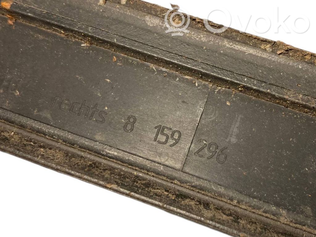 Priekšpusē durvju dekoratīvā apdare (moldings)