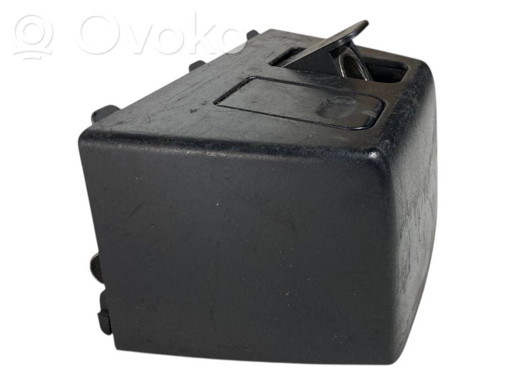 12 V ligzda (aizmugure)