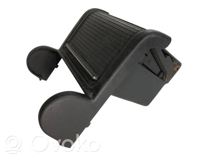 Pelnutrauks (aizmugurē)