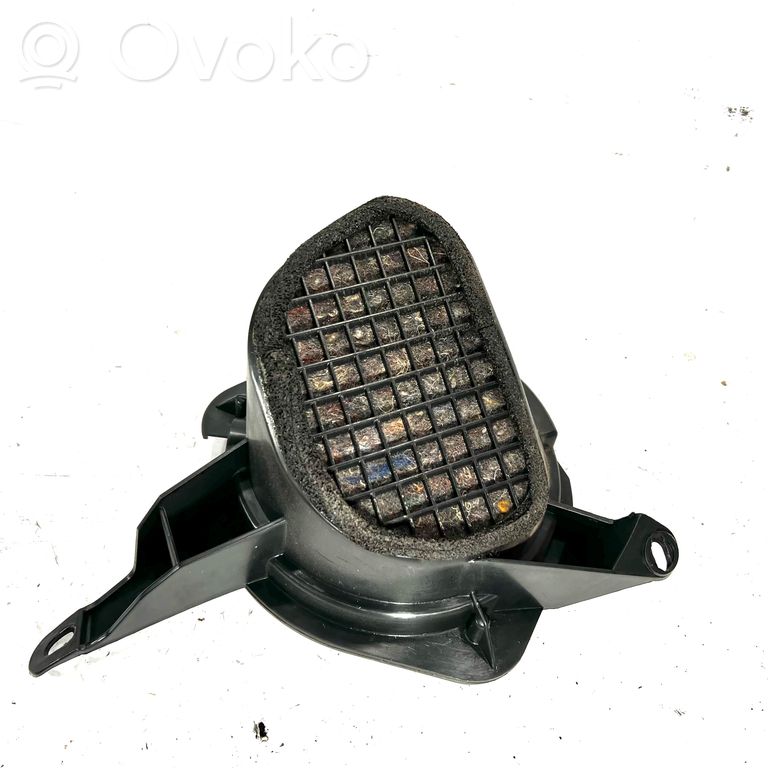 Skaļrunis (-i) aizmugurējā palodzē