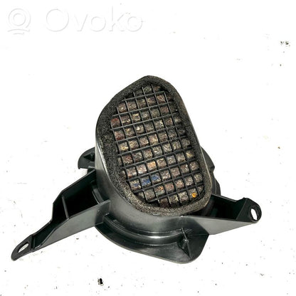 Skaļrunis (-i) aizmugurējā palodzē