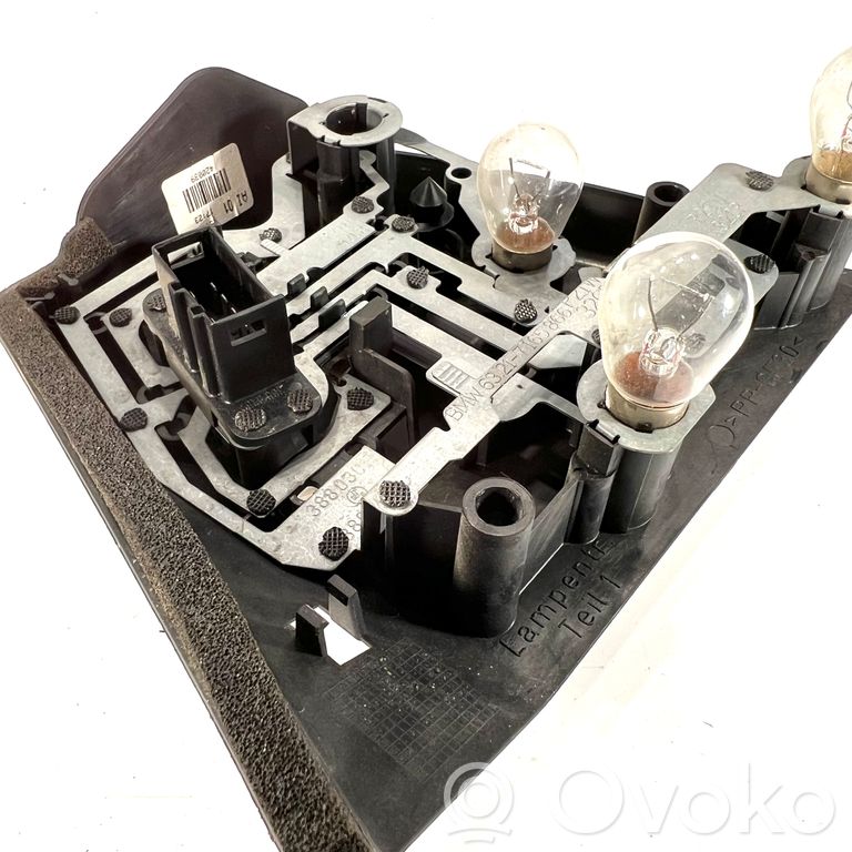 Держатель крышки заднего фонаря