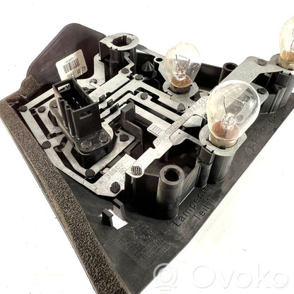 Держатель крышки заднего фонаря