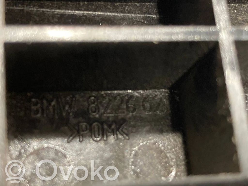 Dzinēja pārsega attaisīšanas rokturītis