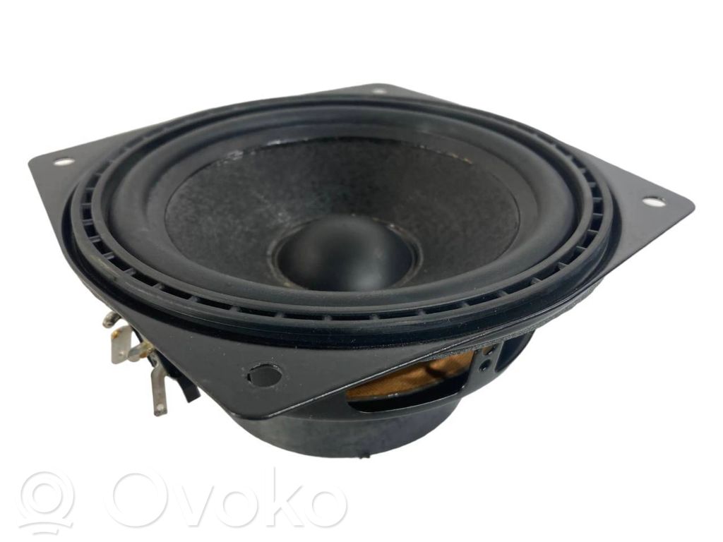 Skaļrunis (-i) aizmugurējā palodzē