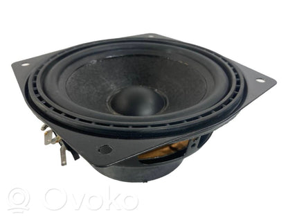 Skaļrunis (-i) aizmugurējā palodzē