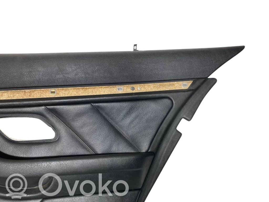 Занавеска на окне сзади