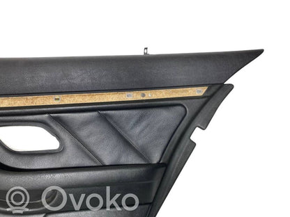 Занавеска на окне сзади