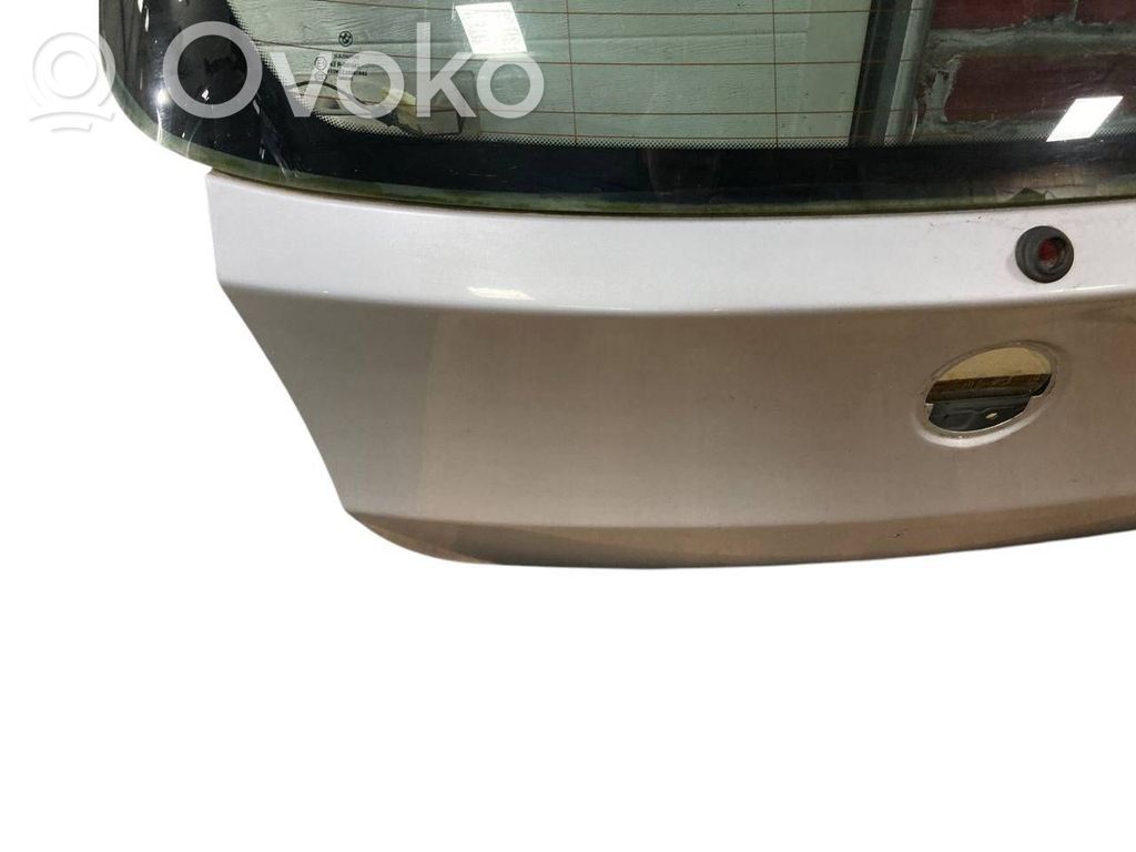 Задняя крышка (багажник)