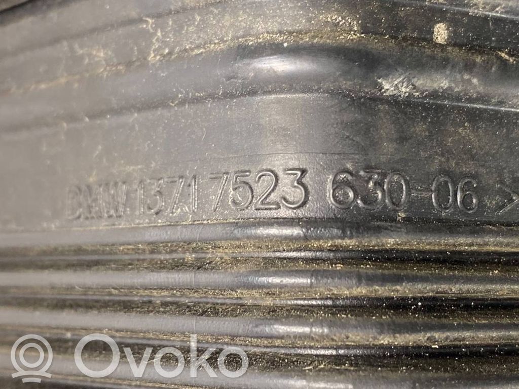 Dzinēja pārsegs (dekoratīva apdare)