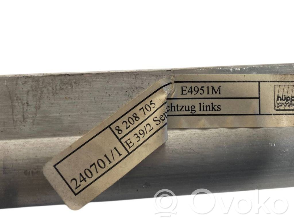 Aizmugurē logu aizkars