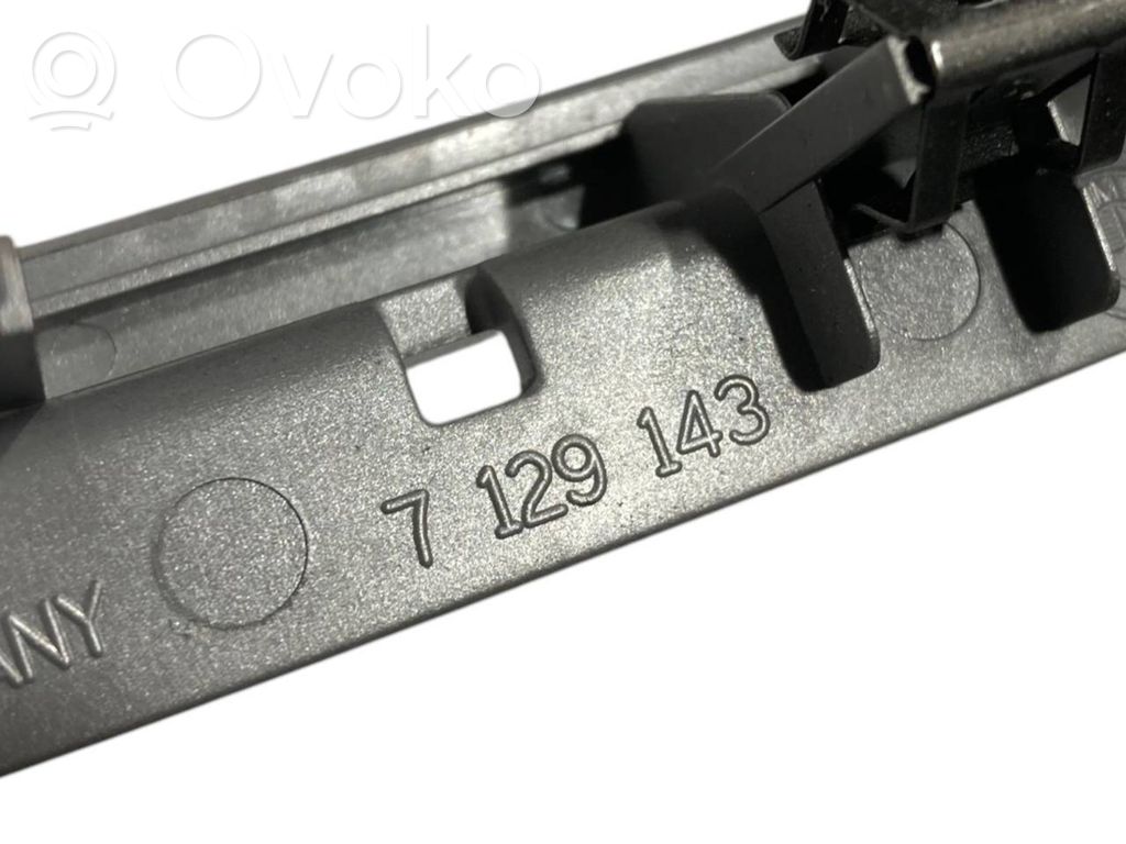 Ātrumu pārslēgšanas sviras dekoratīvā apdare (plastmasas)