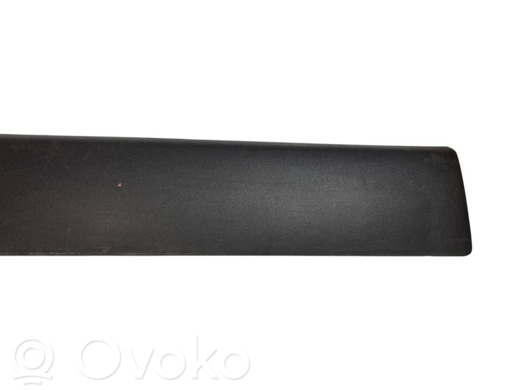 Priekšpusē durvju dekoratīvā apdare (moldings)