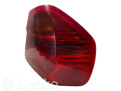 Aizmugurējais lukturis virsbūvē