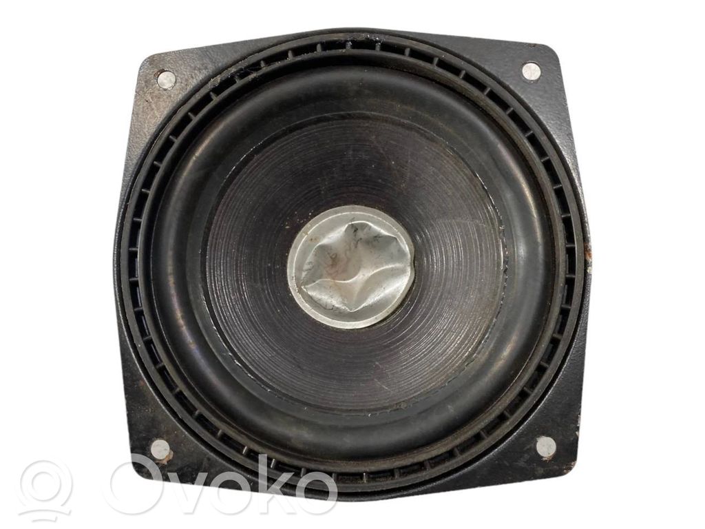 Skaļrunis (-i) pakaļējās durvīs