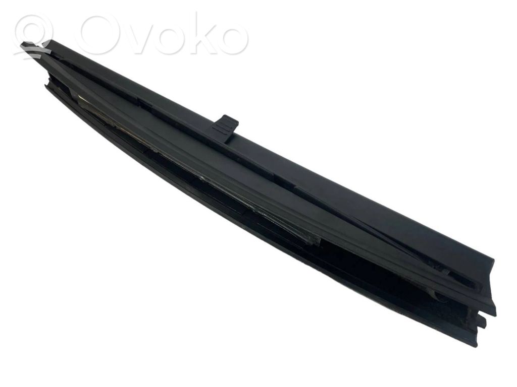 Aizmugurē logu aizkars