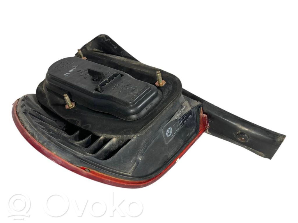 Aizmugurējais lukturis virsbūvē