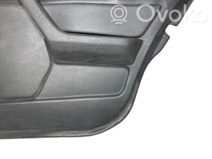 Apšuvums aizmugurējām durvīm